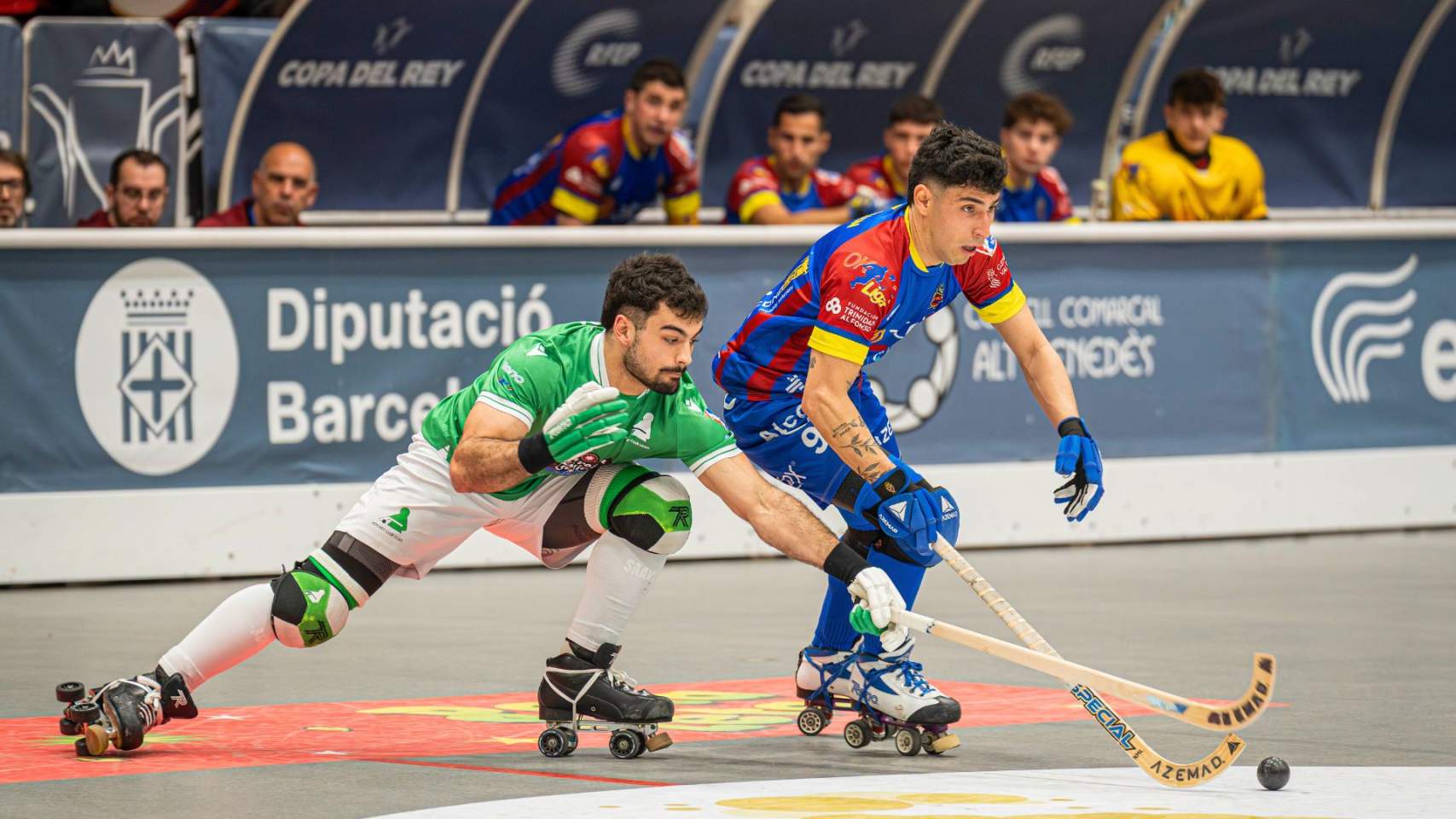 Caco Cesch&iacute;n, en lluita per la bola davant dels companys en la banqueta / Foto: David Valiente