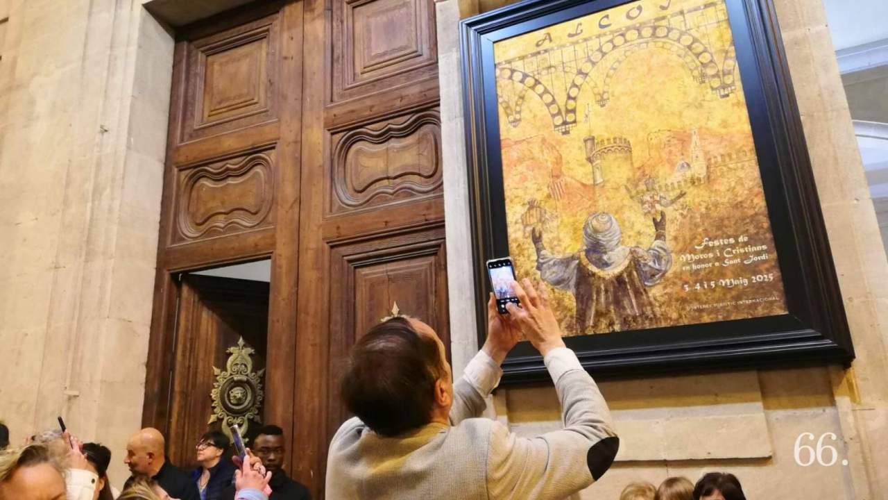 Una persona fotografia el cartell 2025 al poc del descobriment / Foto: ARX P66