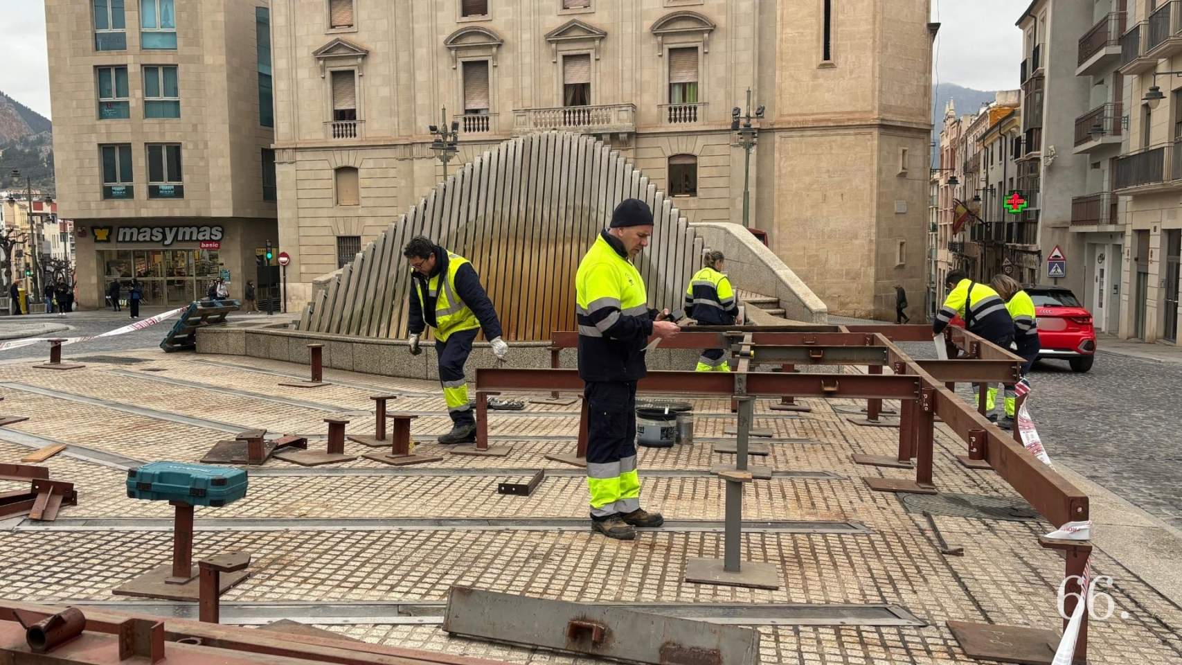 Pl&agrave;nols i primeres peces del castell / Foto: MRG