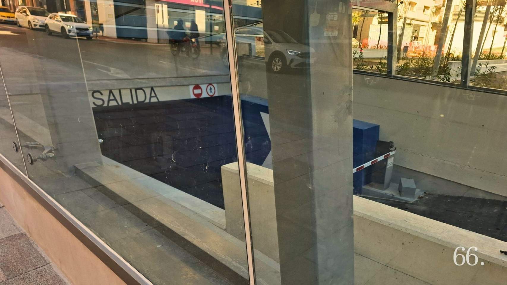 Encara est&agrave; per estrenar la nova eixida de l'aparcament / Foto CGC