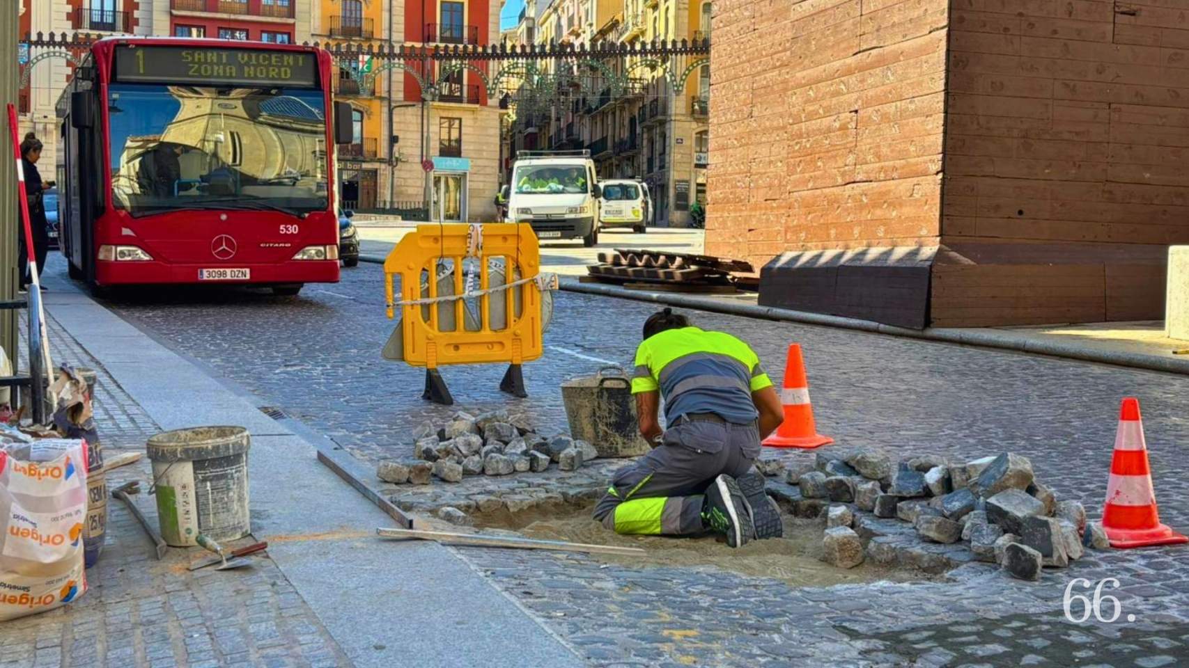 Reparaci&oacute; de les llambordes, este dimarts / Foto: MRG