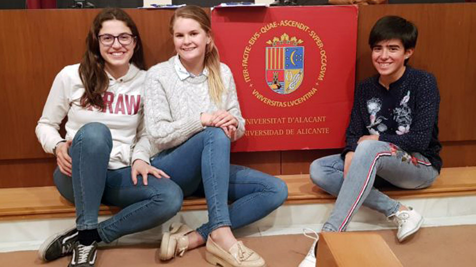 Les tres alumnes de La Salle que han participat en el concurs