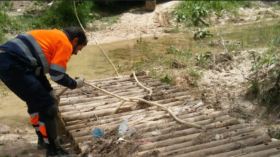 Personal de la brigada reubica un puente desplazado a causa de las lluvias / Foto AJA