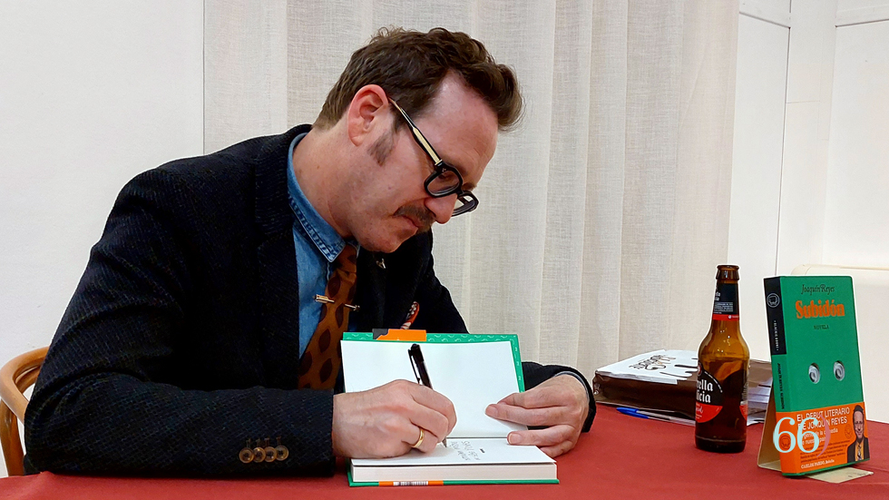 Joaquín Reyes firmant un exemplar en el Centre Cultural Mario Silvestre