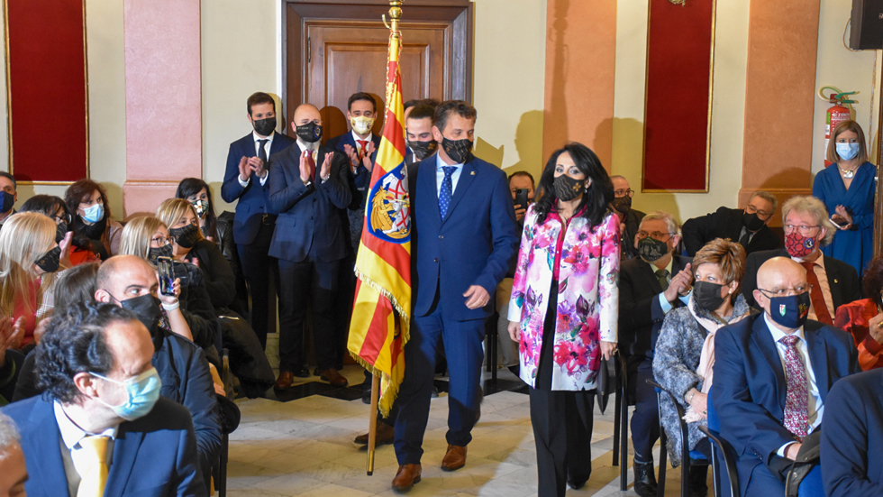 Brotons amb la bandera en l'Ajuntament