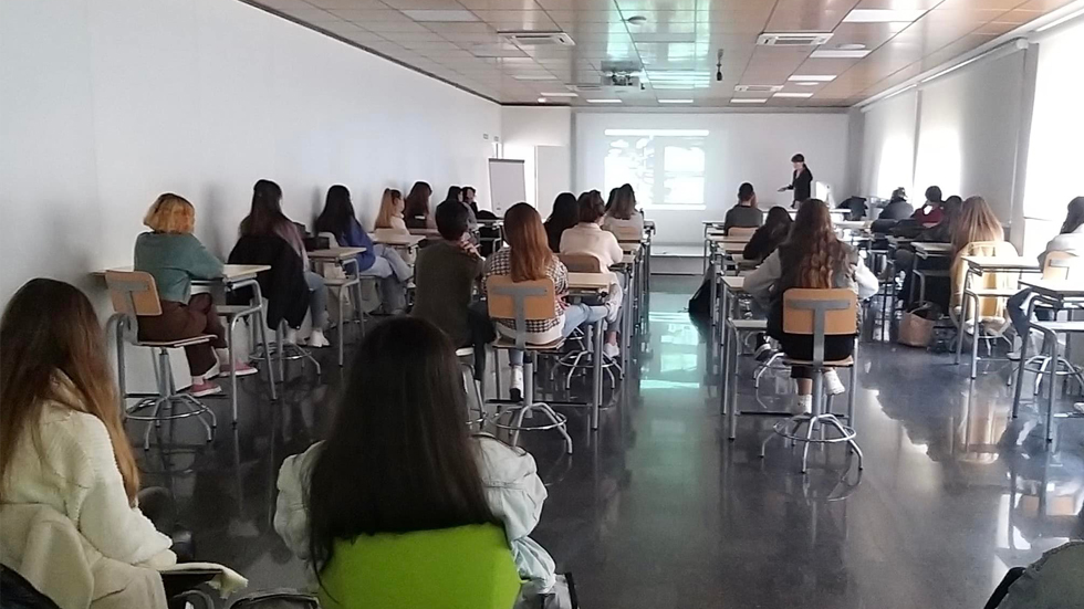 Carmen Baselga dona una conferència a l'EASD //Foto: Facebook EASD