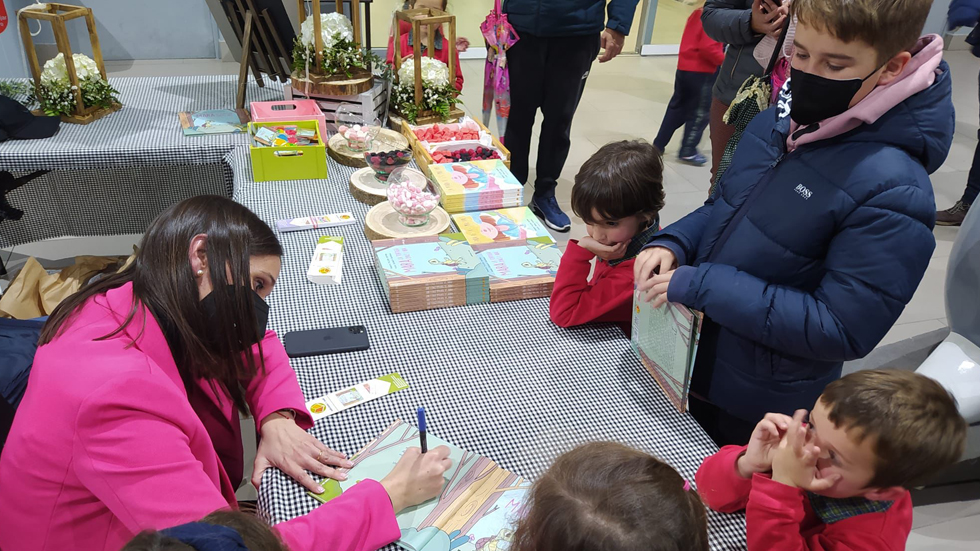 l'autora Tamara Pulido firmant exemplars del seu conte