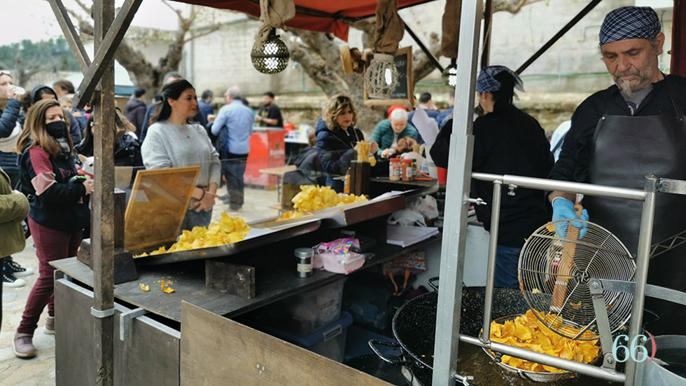 L'antic pati de les escoles ha estat el punt d'encontre gastronòmic / Foto RARA