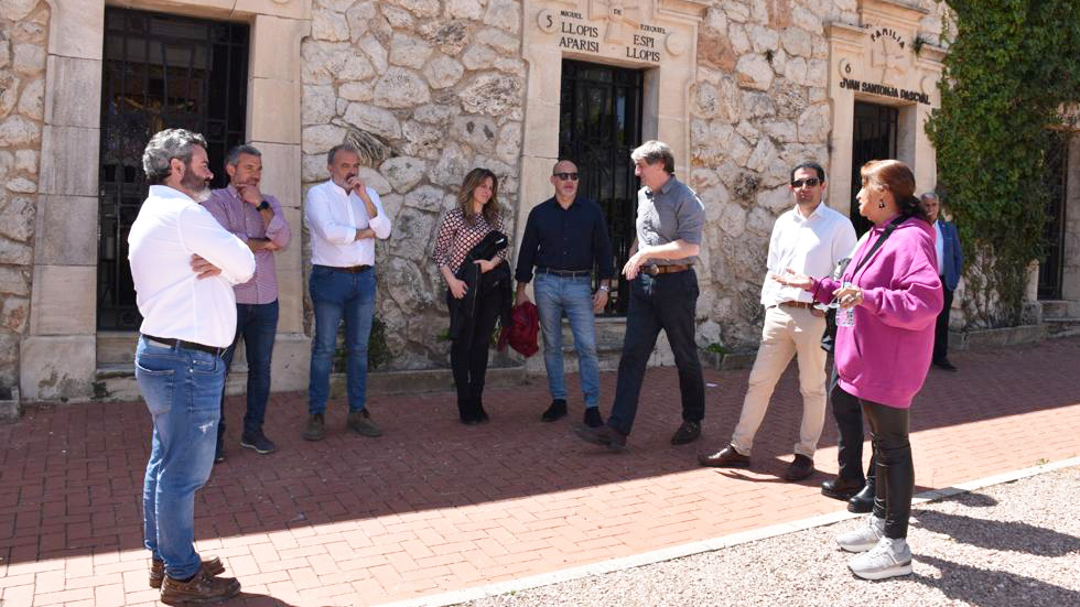 Lourdes Ornelas, a la derecha, en el cementerio Sant Antoni Abat