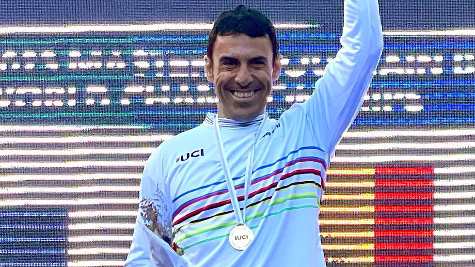 Jacobo Santana como campeón del mundo de descenso MTB