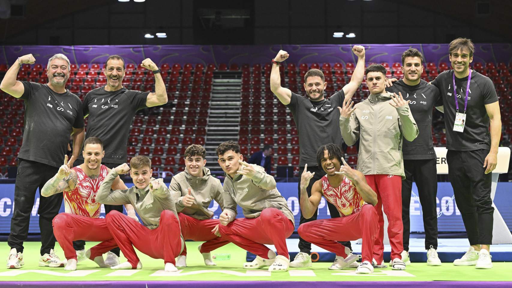 Abad, abajo a la izquierda, celebra un nuevo éxito con el combinado español