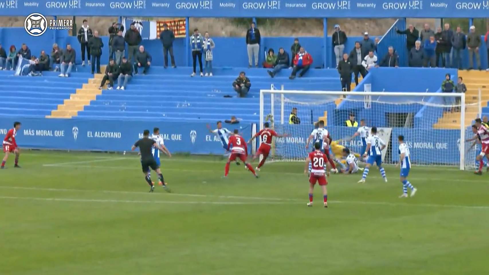Instante del gol del Recreativo Granada tras el barullo en el área