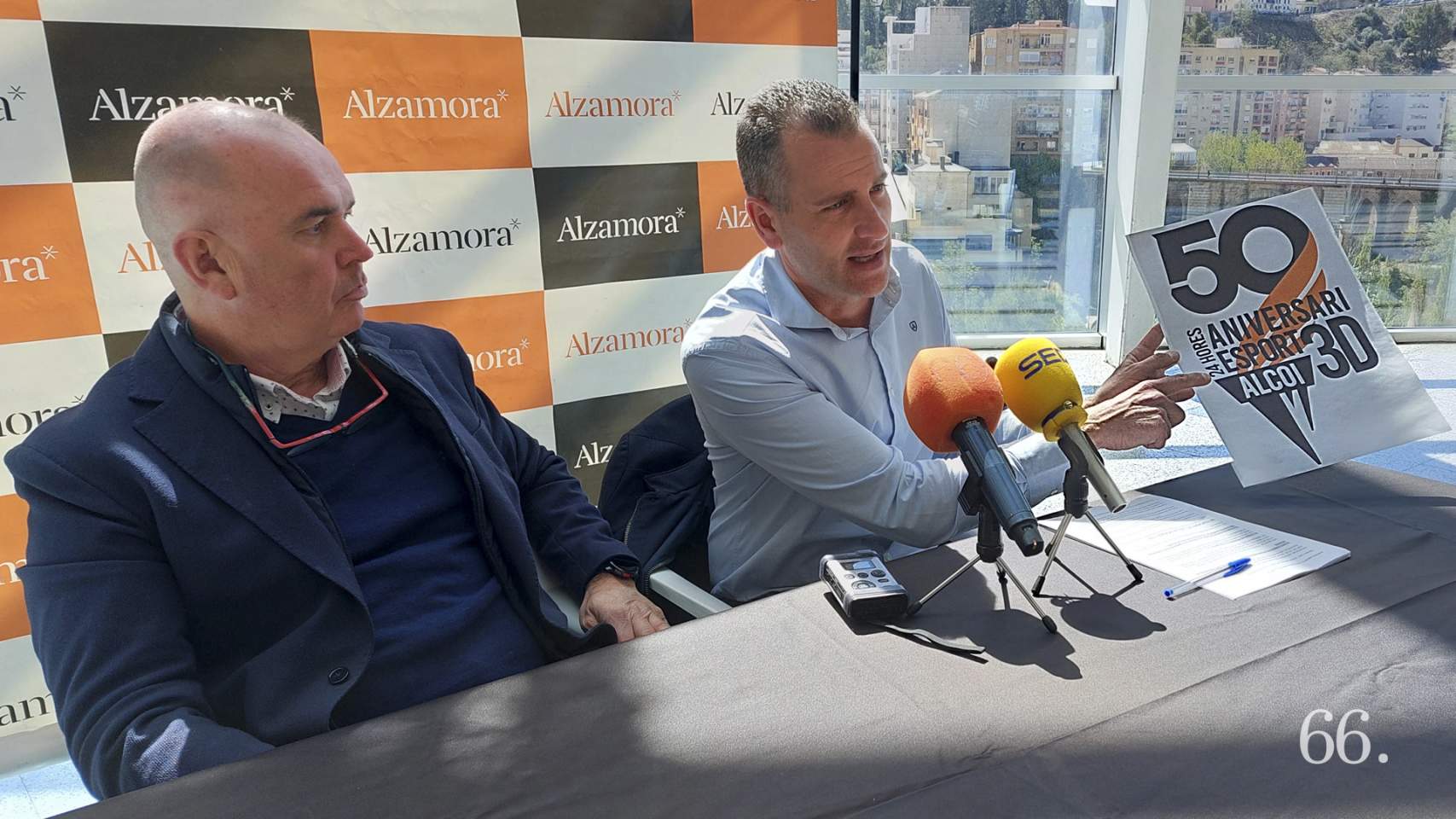 Ases y Belda con el logo del 50 aniversario