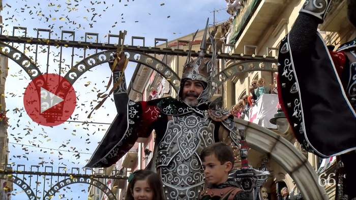 Entrada triomfal dels Alcodianos amb el Capità Cristià al capdavant