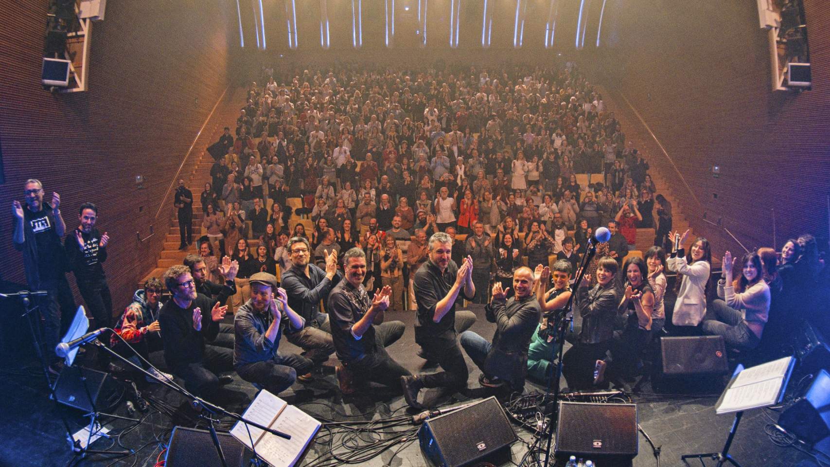 Artistes i públic durant el concert / Foto: Julio Cebolla