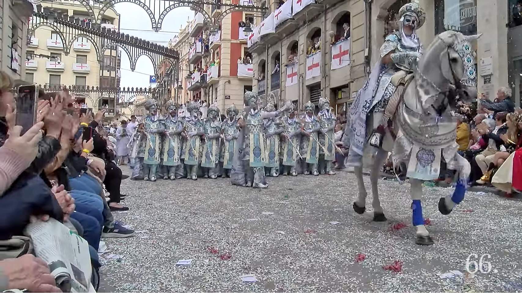 Tovallons, seprentines i confeti durant l'Entrada Mora de 2024