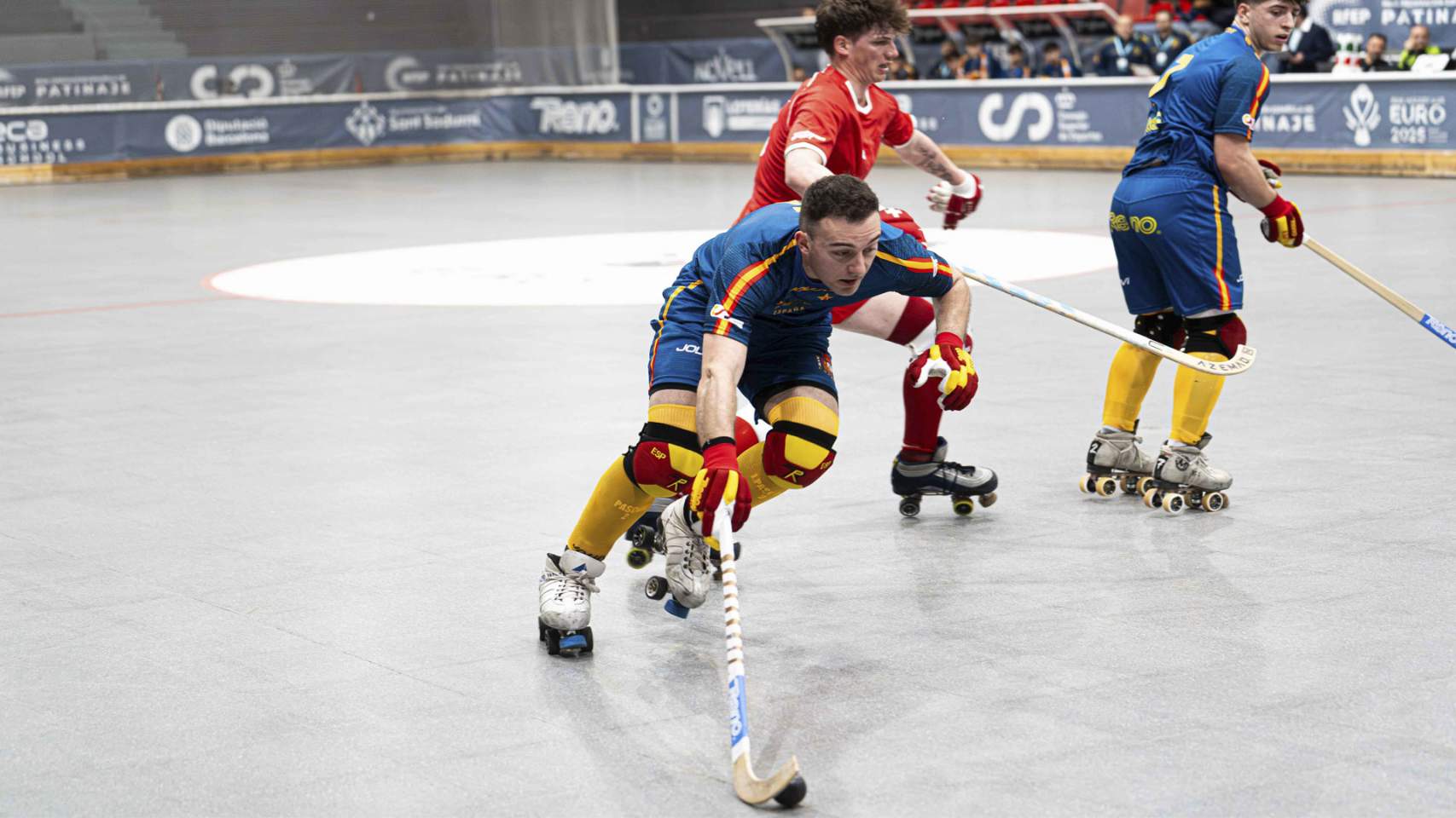 Joan Pascual con la bola ante Suiza