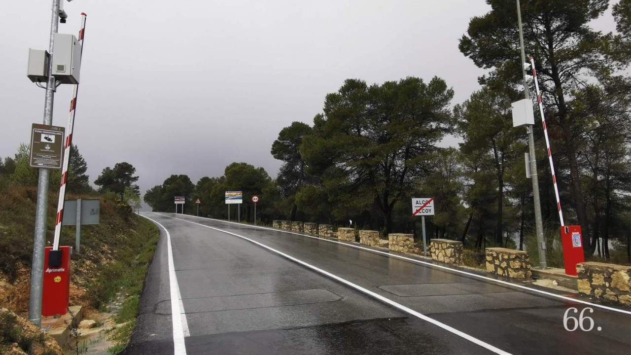 Barrera en la carretera de la Font Roja