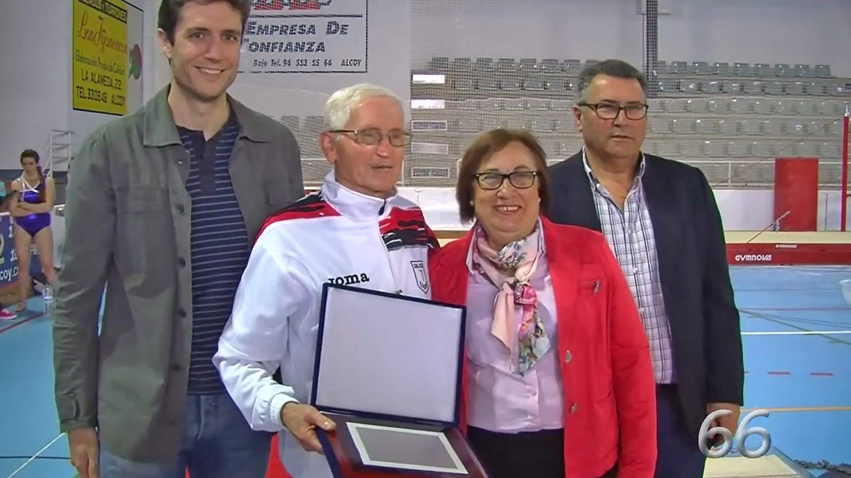 Octavio Fuentes con una placa entregada durante el 40 aniversario del CGA El Pastoret, en 2014