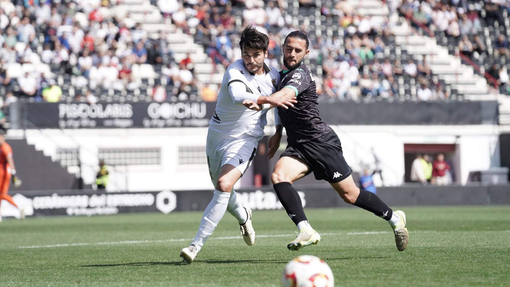 Losada pelea un balón en Ceuta / Foto: Twitter @ADCeuta_FC