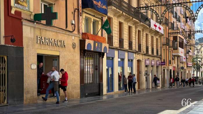 Los comerciantes han salido a las calles para comentar la situación