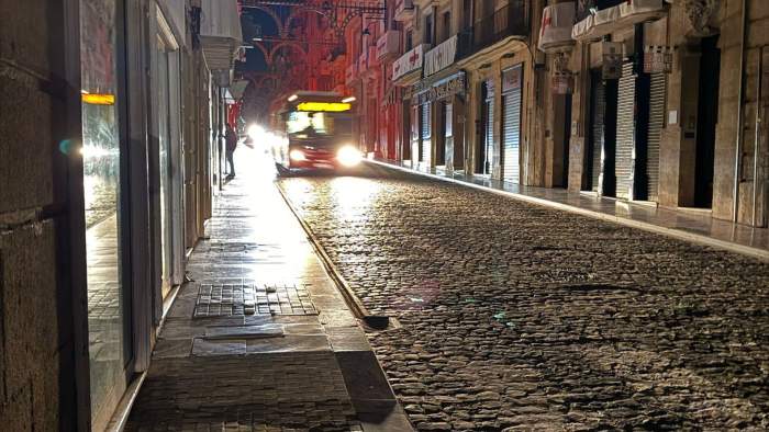 Las calles de la ciudad sin luz / Foto: Hostal Savoy