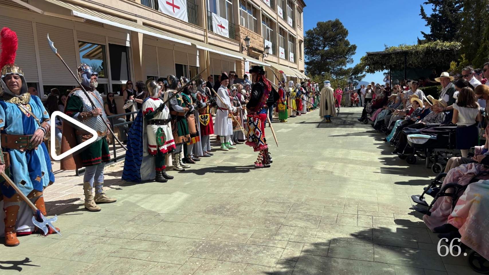 La Gl&ograve;ria mira arrere per honorar els seus majors