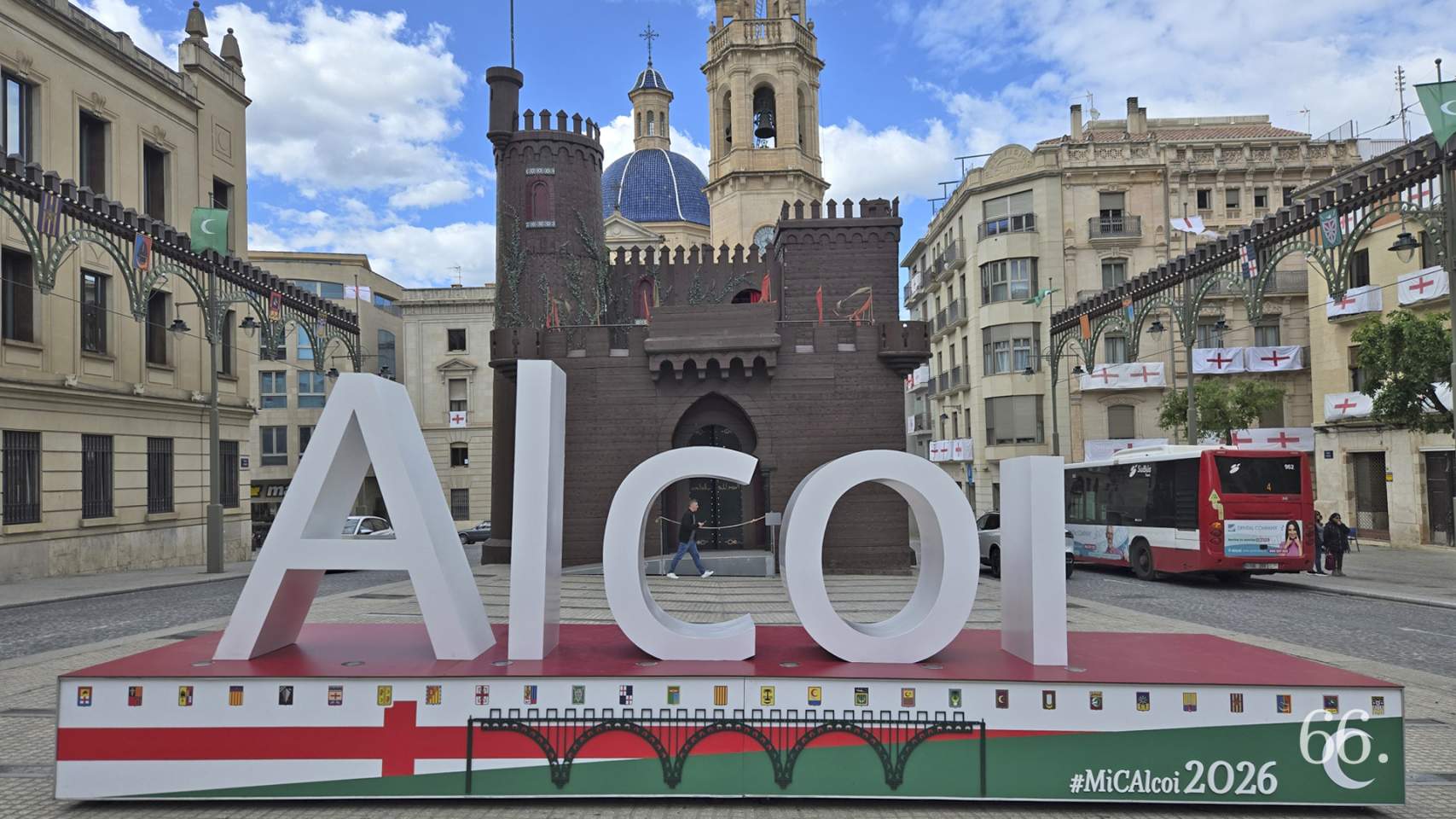 Alcoi es vesteix de Festa a pocs dies de l’arribada de la trilogia
