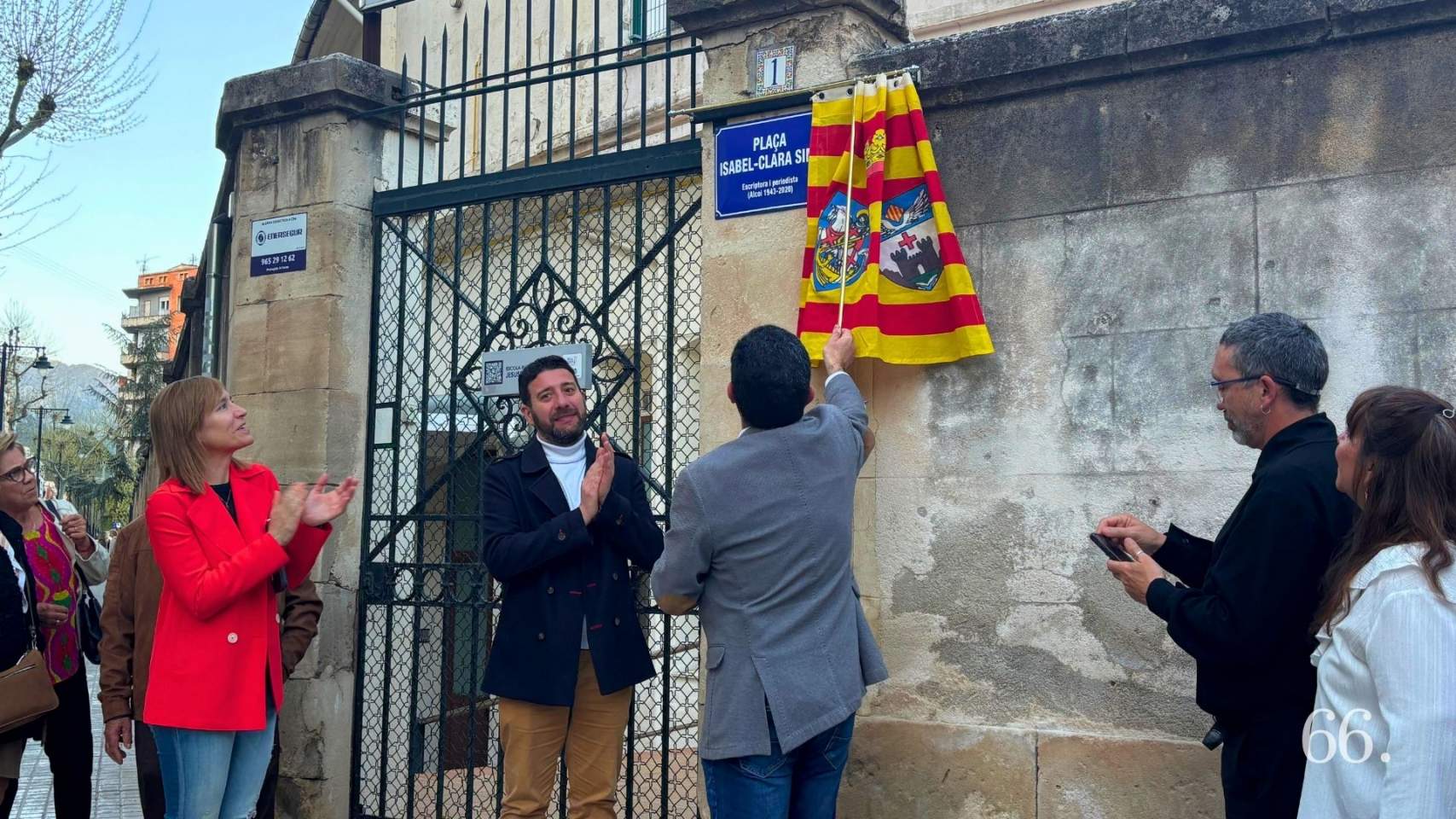 Moment en el qual es descobreix la placa / Foto: MRG