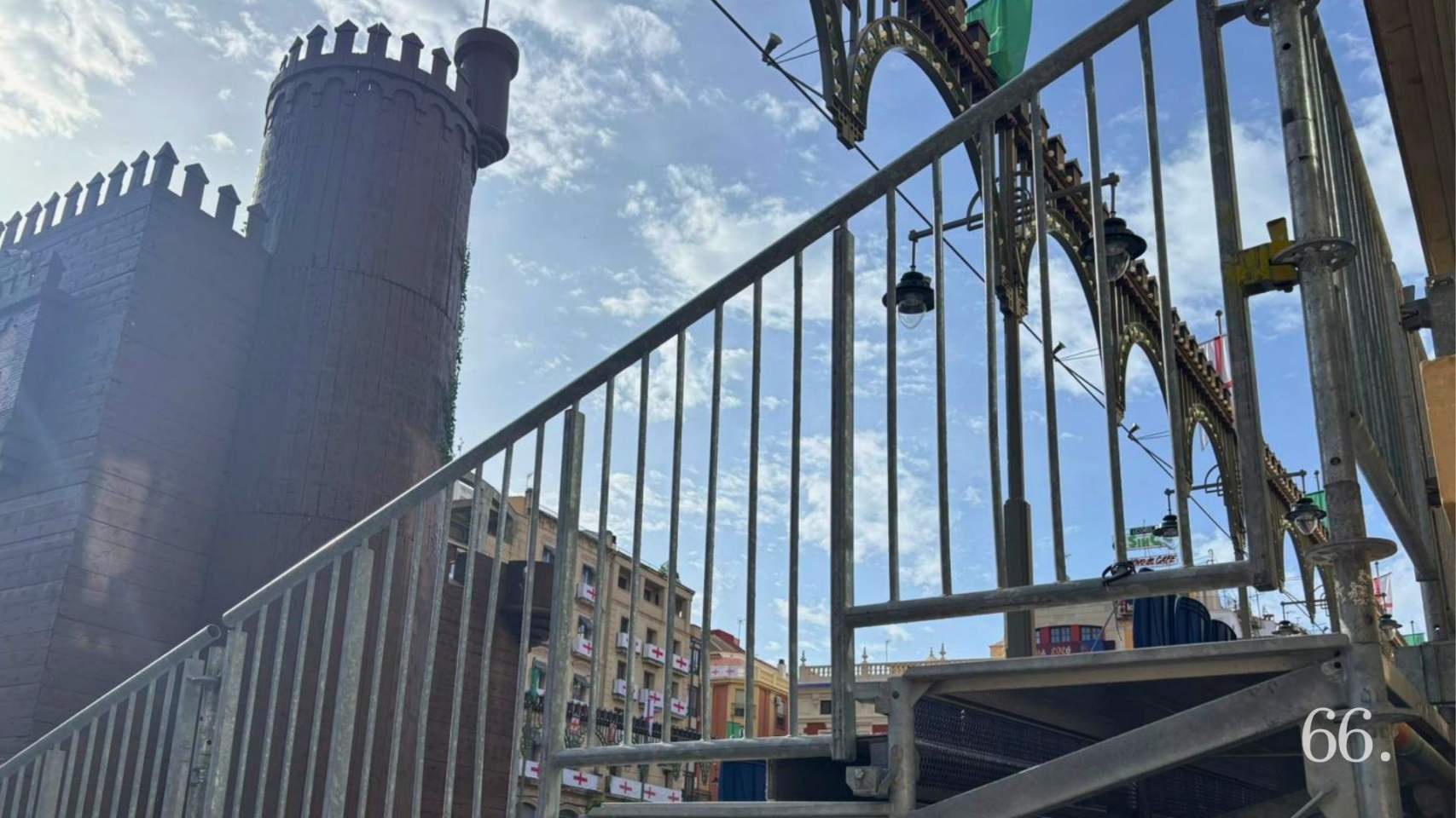 El centre ja respira Festa: tribunes alçades i tot quasi a punt