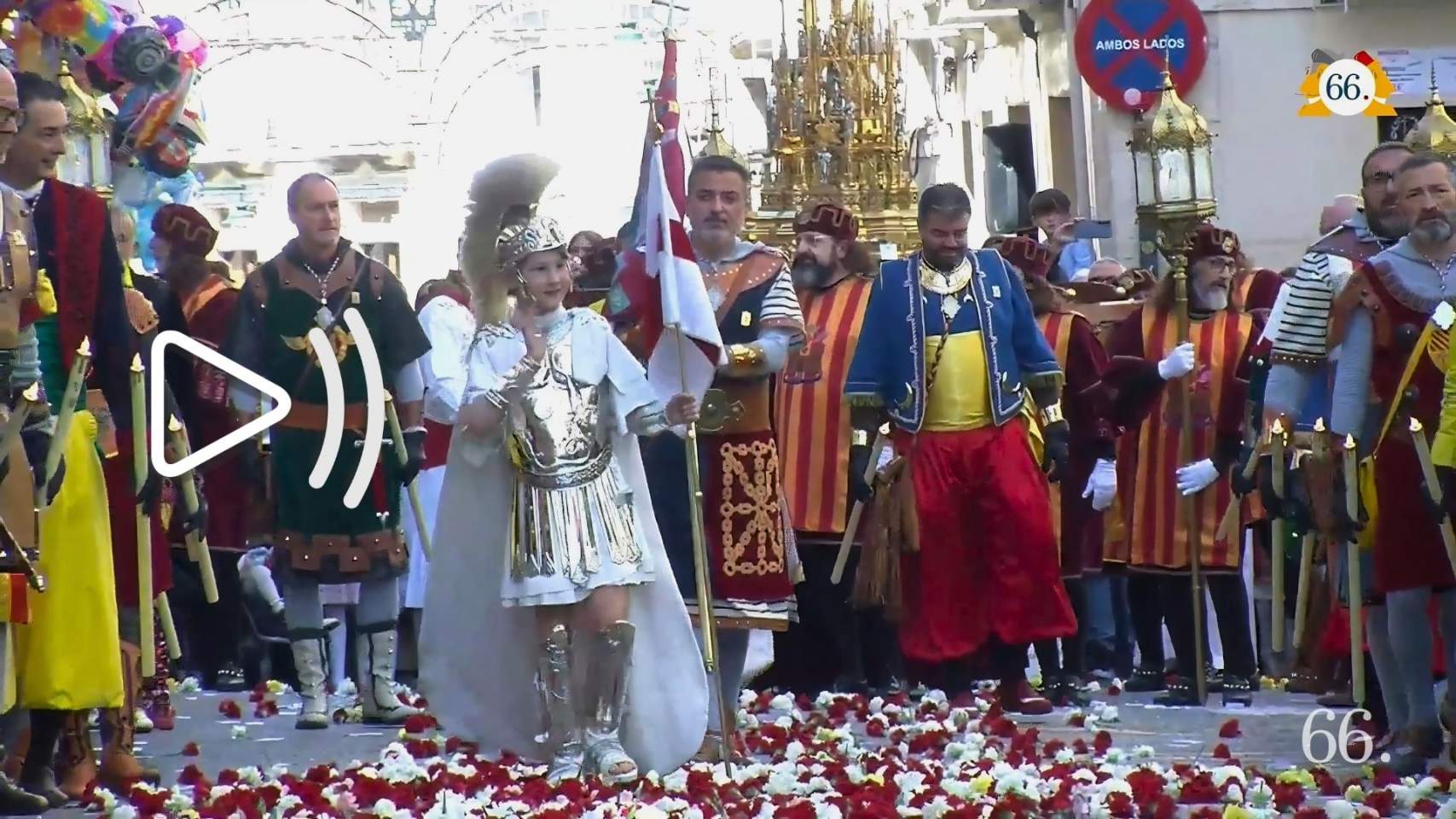 La &lsquo;processoneta&rsquo; vesteix Alcoi de clavells per rebre el Sant Jordiet