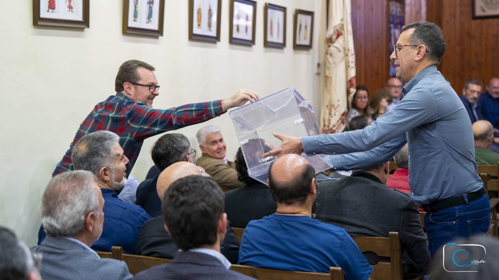 Votaci&oacute; en el Casal / Foto: Estudios Cyan