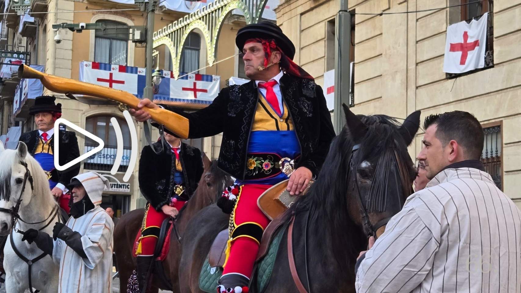 Andaluces i Maseros regalen en el Contraban bon humor amb Trump, el preu del lloguer o els pelegrins a Alcoi