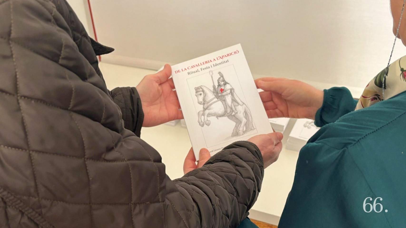 Moment de donar el llibre / Foto: MRG