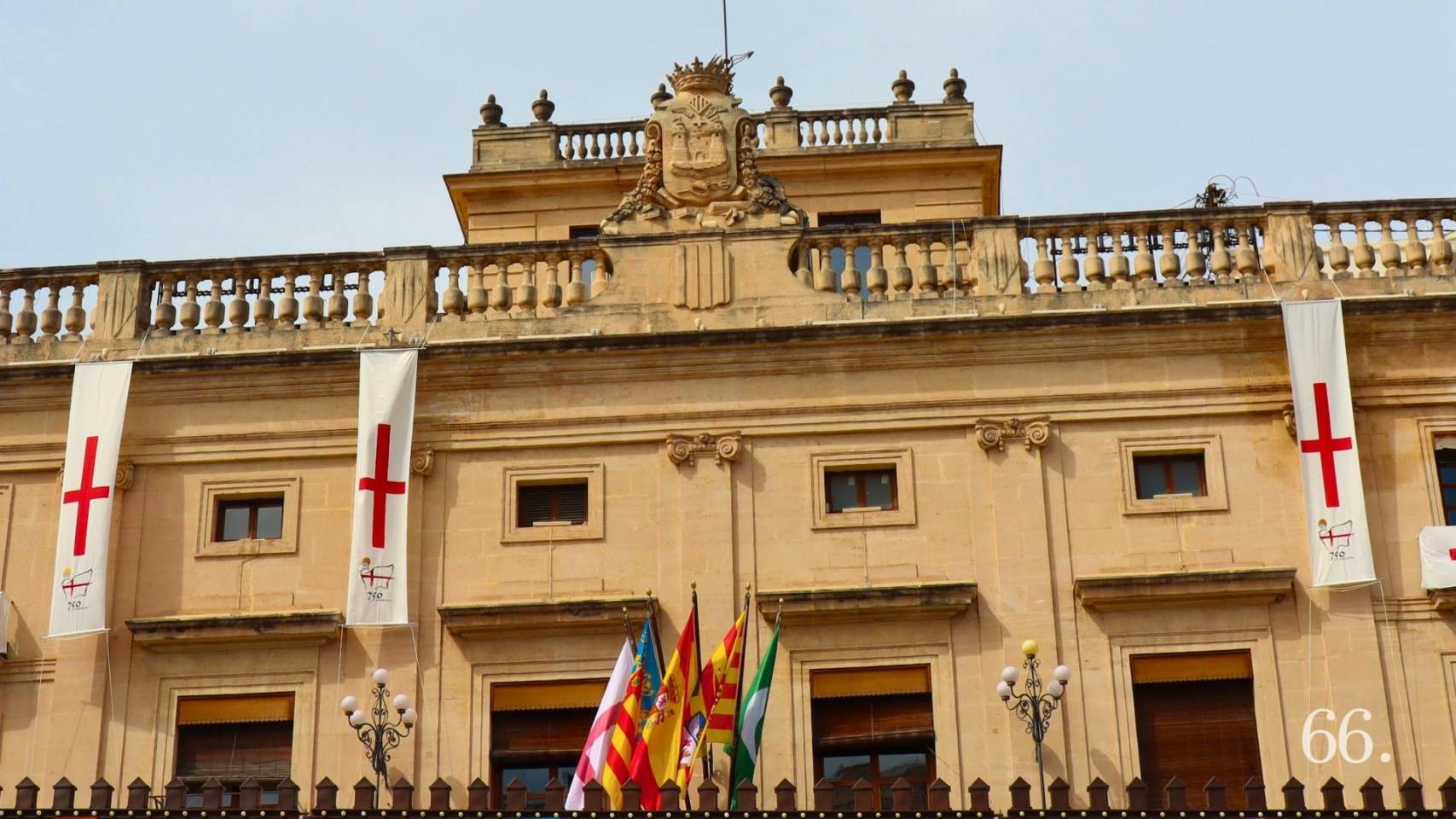 Novetat en la façana de l’Ajuntament: el 750 aniversari se suma a la decoració festera