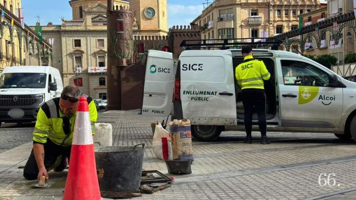 Els operaris amb els &uacute;ltims detalls / Foto: MRG