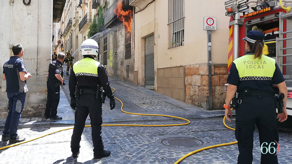 Los Bomberos apagando el incendio en Santa Rita Los Bomberos apagando el incendio en Santa Rita