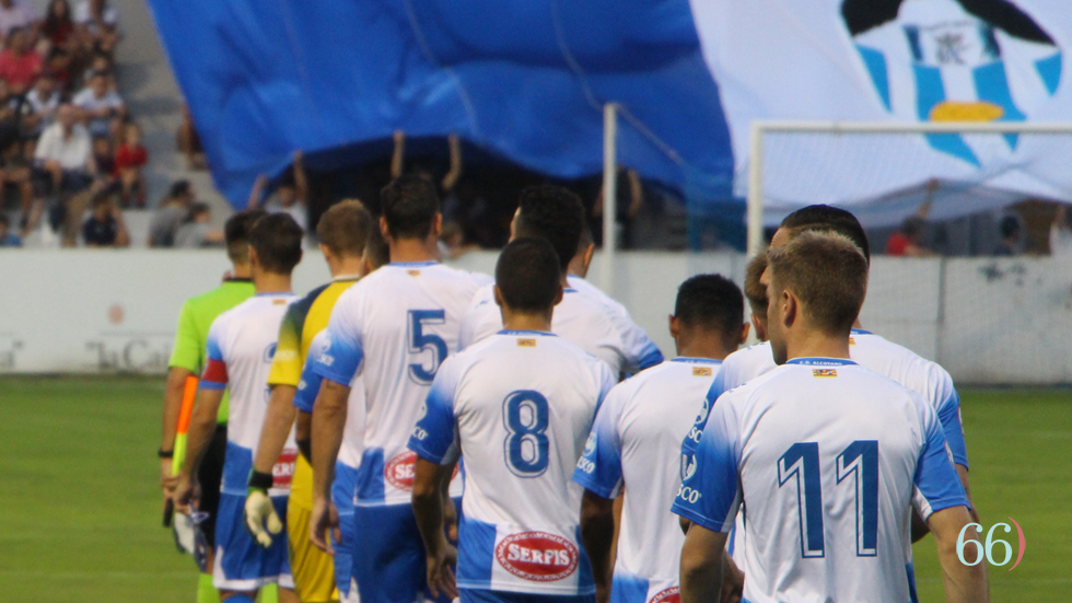Salida del equipo durante un partido de inicio de temporada