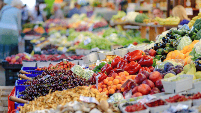 Es busca que s'incorporen fruites, verdures, carn i peix a la dieta diària de les persones que necessiten ajuda