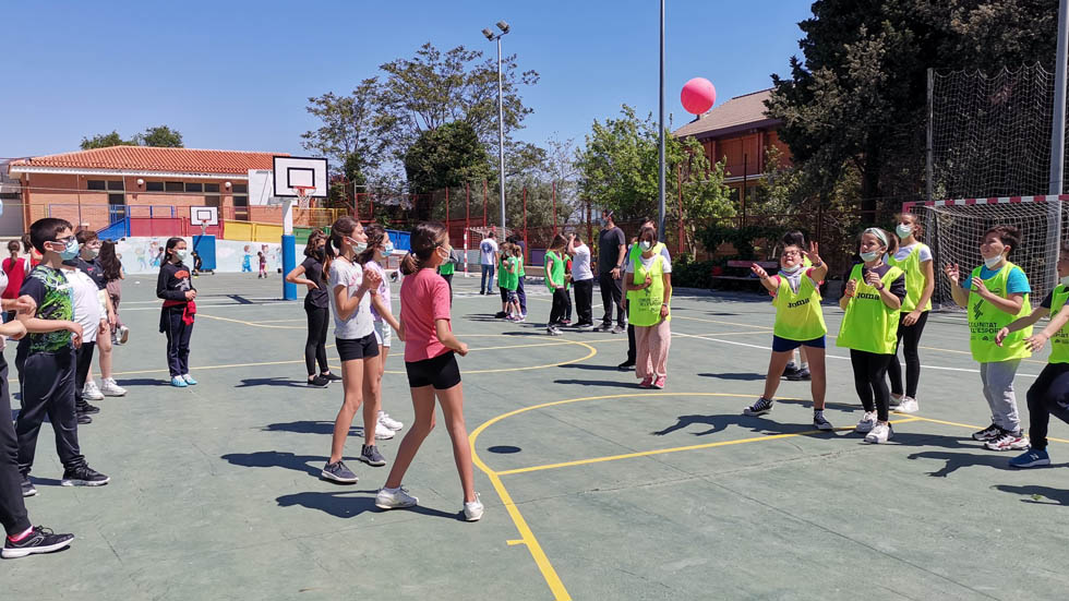 Alumnat del CEIP Sant Vicent i CPEEE Tomàs Llàcer jugant al pati de Sant Vicent // Foto: CEIP SV