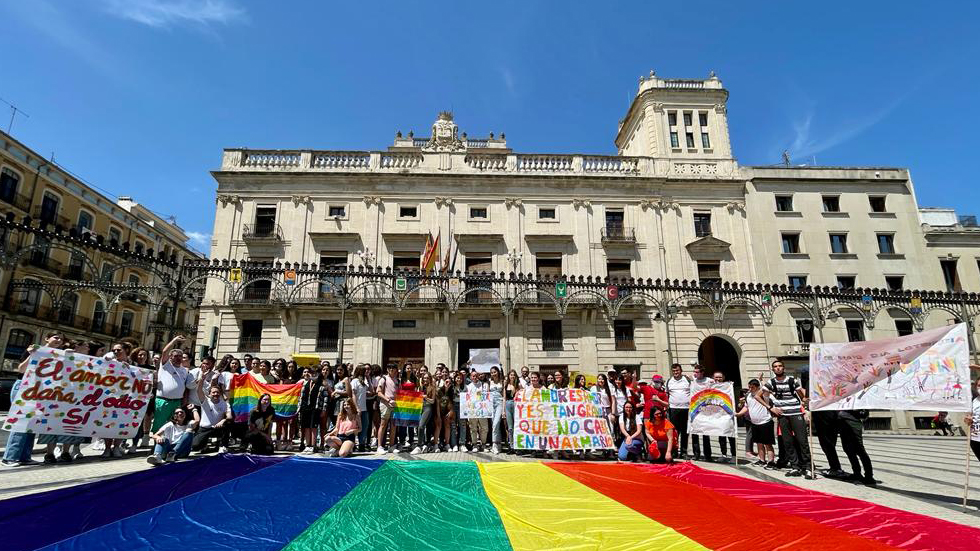 Acte en la plaça en contra de la LGTBIFòbia // Foto: AJA