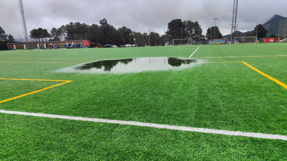 Charco ocasionado a causa de las lluvias en el nuevo Campo de Fútbol // Foto: PP