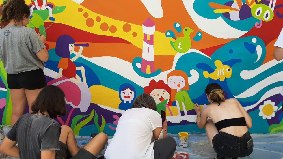 Alumnat de l'Escola d'Art al pati de Carmelites // Foto: EASD