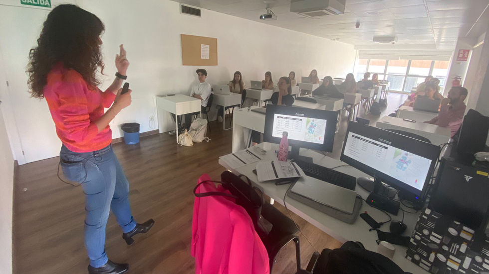 Mireia Estepa al grau universitari d’Organització d’Esdeveniments, Protocol i Relacions Institucionals // Foto: AJC