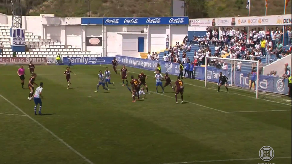Raúl hace una tijera frente a la portería del Albacete / Captura Footers