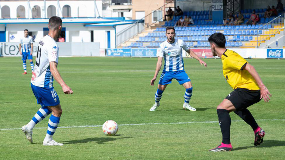 Moyita recibe un balón de Aguüero / Foto: @9silvia5 (CDAlcoyano)