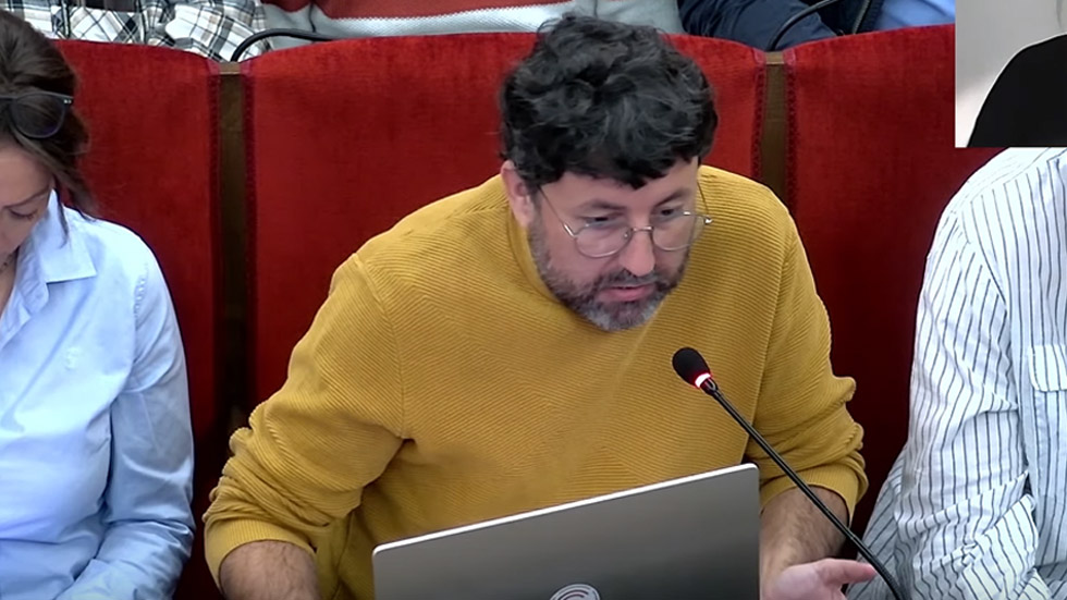 Pablo González durante el pleno