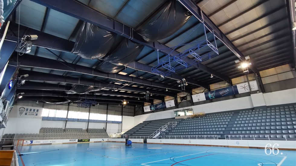 Goteras del Polideportivo Francisco Laporta // Foto: Arxiu Pagina66