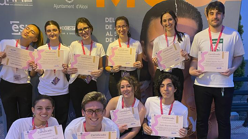 Alumnes EASD Alcoi amb els seus diplomes acreditatius
