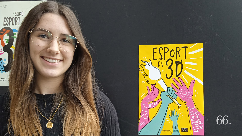 La ganadora junto al cartel / Foto: CGC